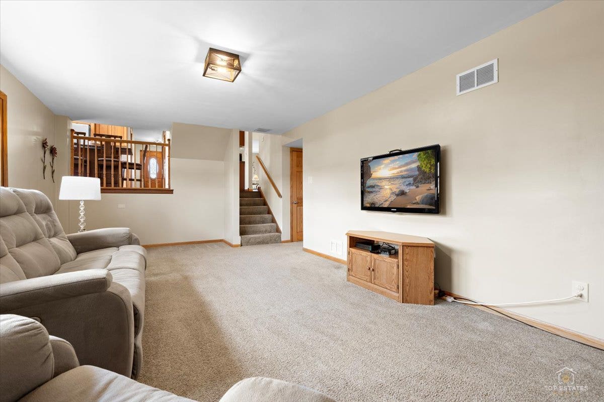 8124 Nottingham Road, Tinley Park, IL 60477 8124 Nottingham Road, Tinley Park, IL 60477