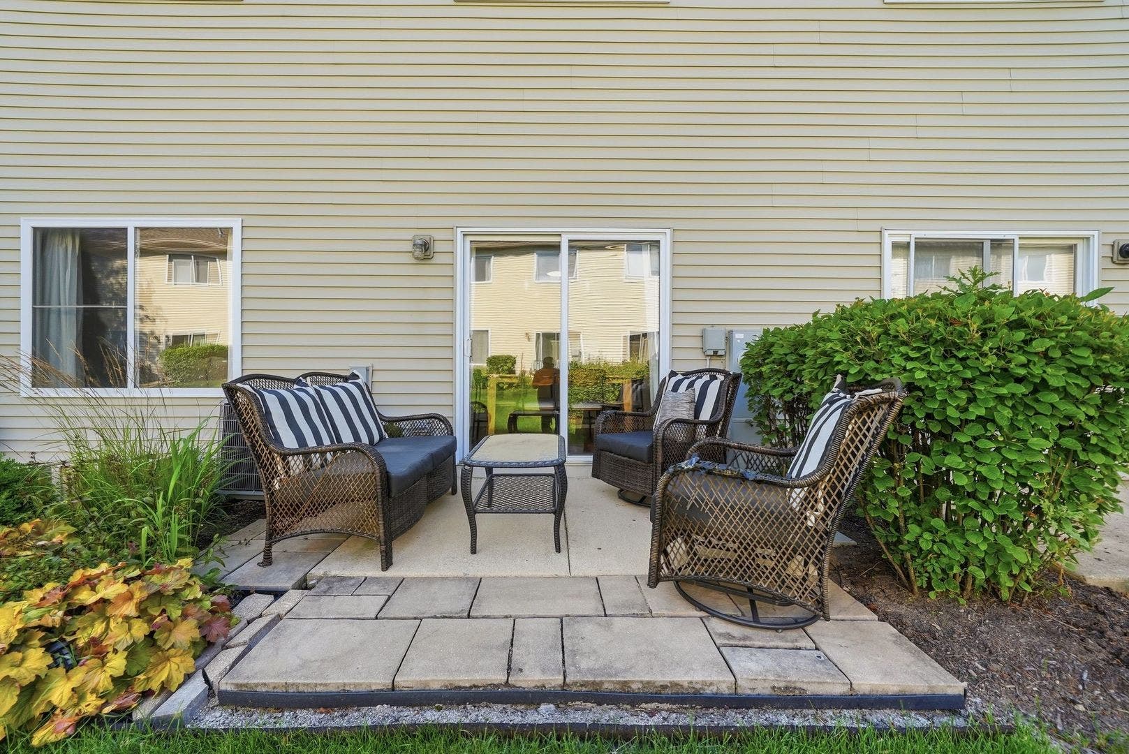 383 Jamestown Court, Aurora, IL 60502