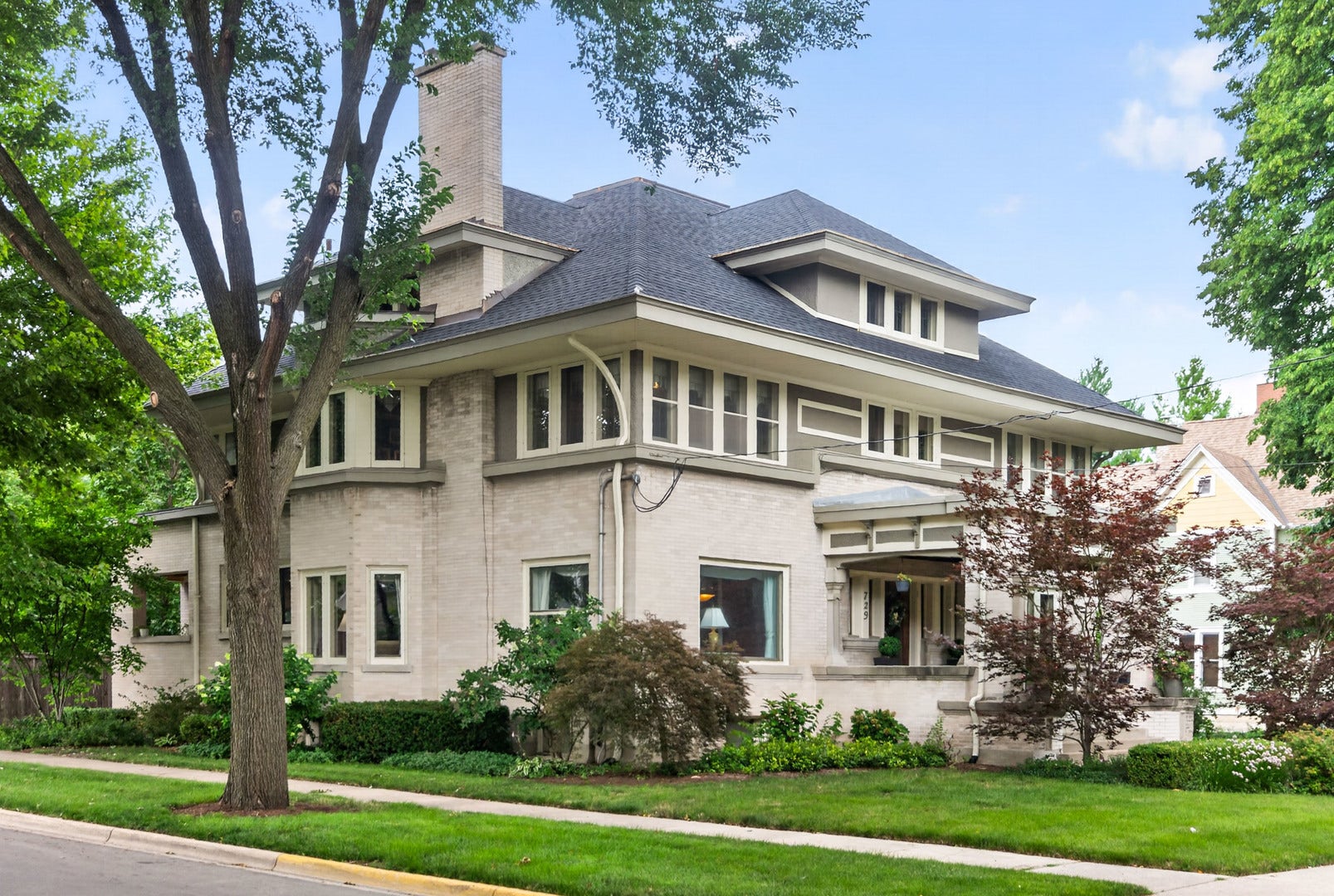 729 W Downer Place, Aurora, IL 60506 729 W Downer Place, Aurora, IL 60506