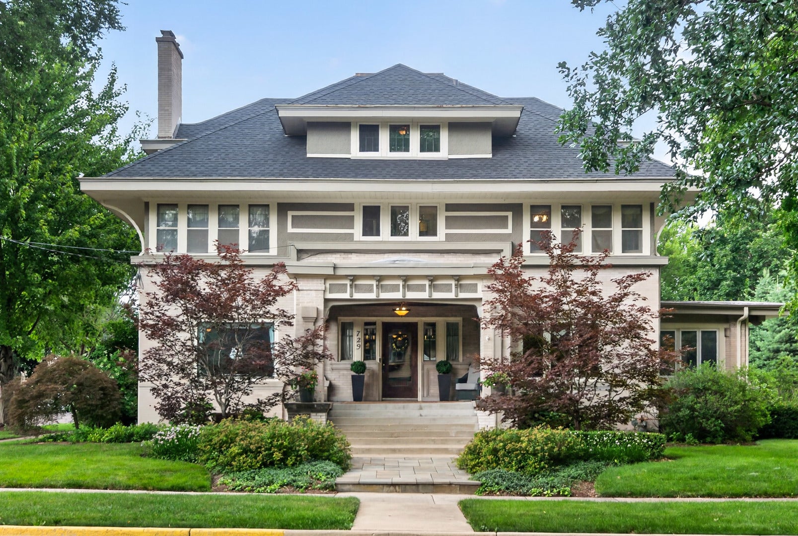 729 W Downer Place, Aurora, IL 60506 729 W Downer Place, Aurora, IL 60506