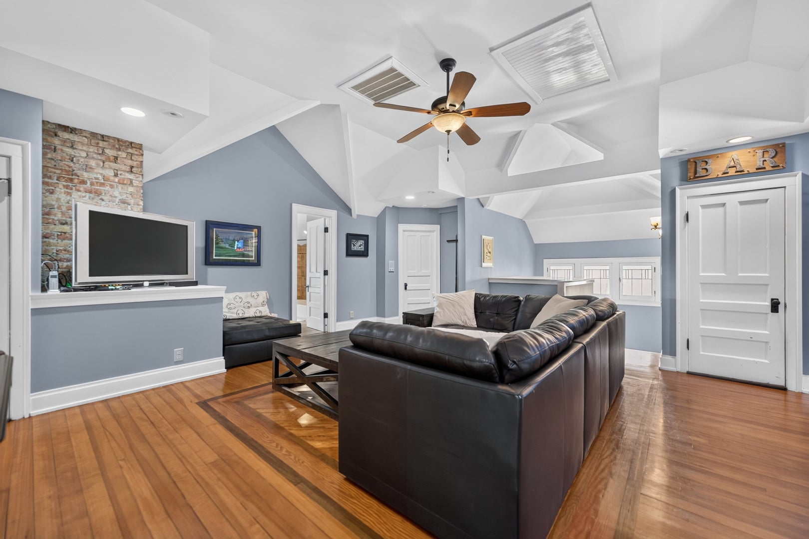 729 W Downer Place, Aurora, IL 60506 729 W Downer Place, Aurora, IL 60506