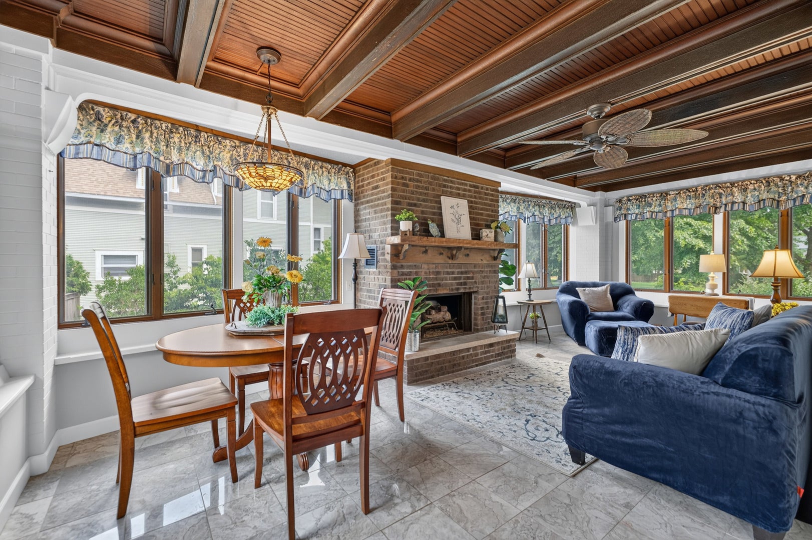 729 W Downer Place, Aurora, IL 60506 729 W Downer Place, Aurora, IL 60506