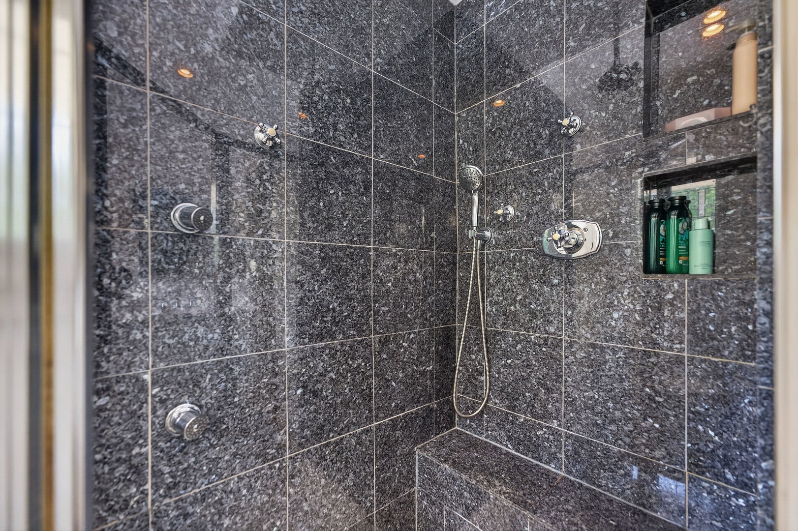 729 W Downer Place, Aurora, IL 60506 729 W Downer Place, Aurora, IL 60506