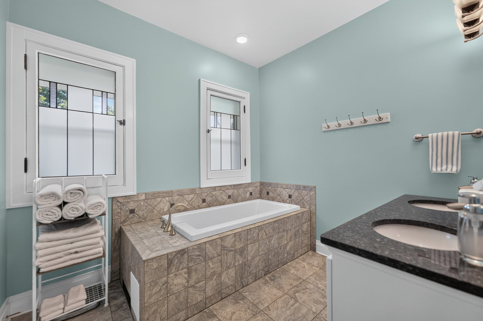 729 W Downer Place, Aurora, IL 60506 729 W Downer Place, Aurora, IL 60506