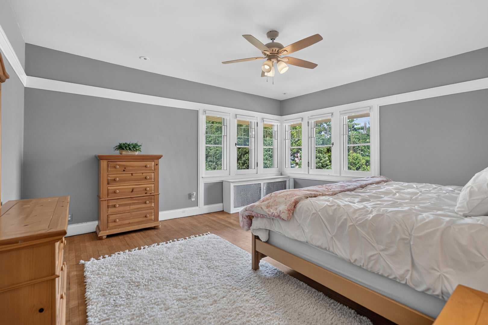 729 W Downer Place, Aurora, IL 60506 729 W Downer Place, Aurora, IL 60506