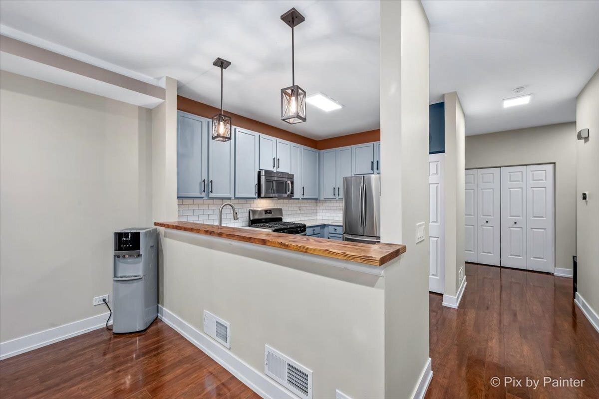102 Neutrenton Avenue, Elgin, IL 60120 102 Neutrenton Avenue, Elgin, IL 60120