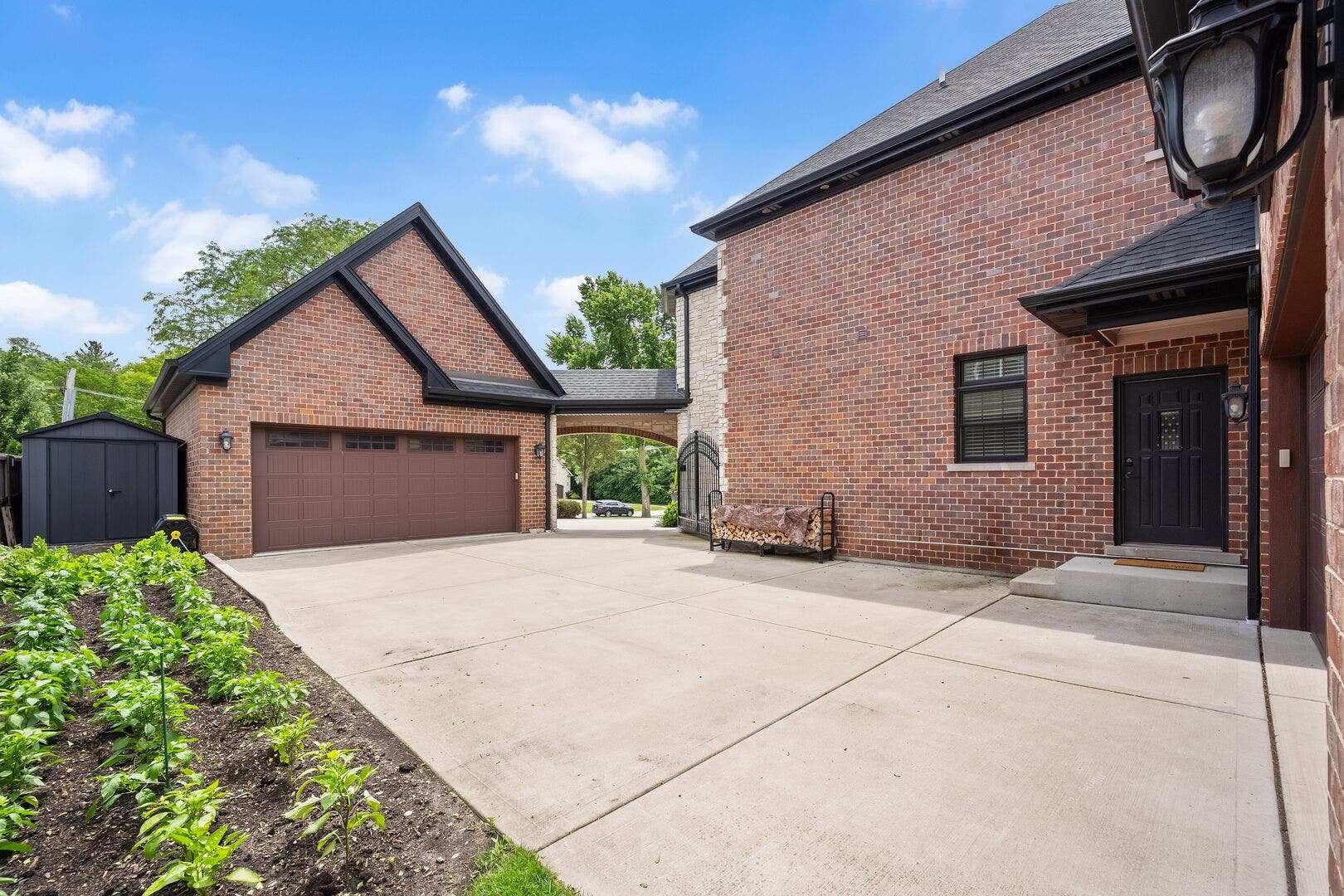 4050 Sterling Road, Downers Grove, IL 60515 Detached 2 car heated garage