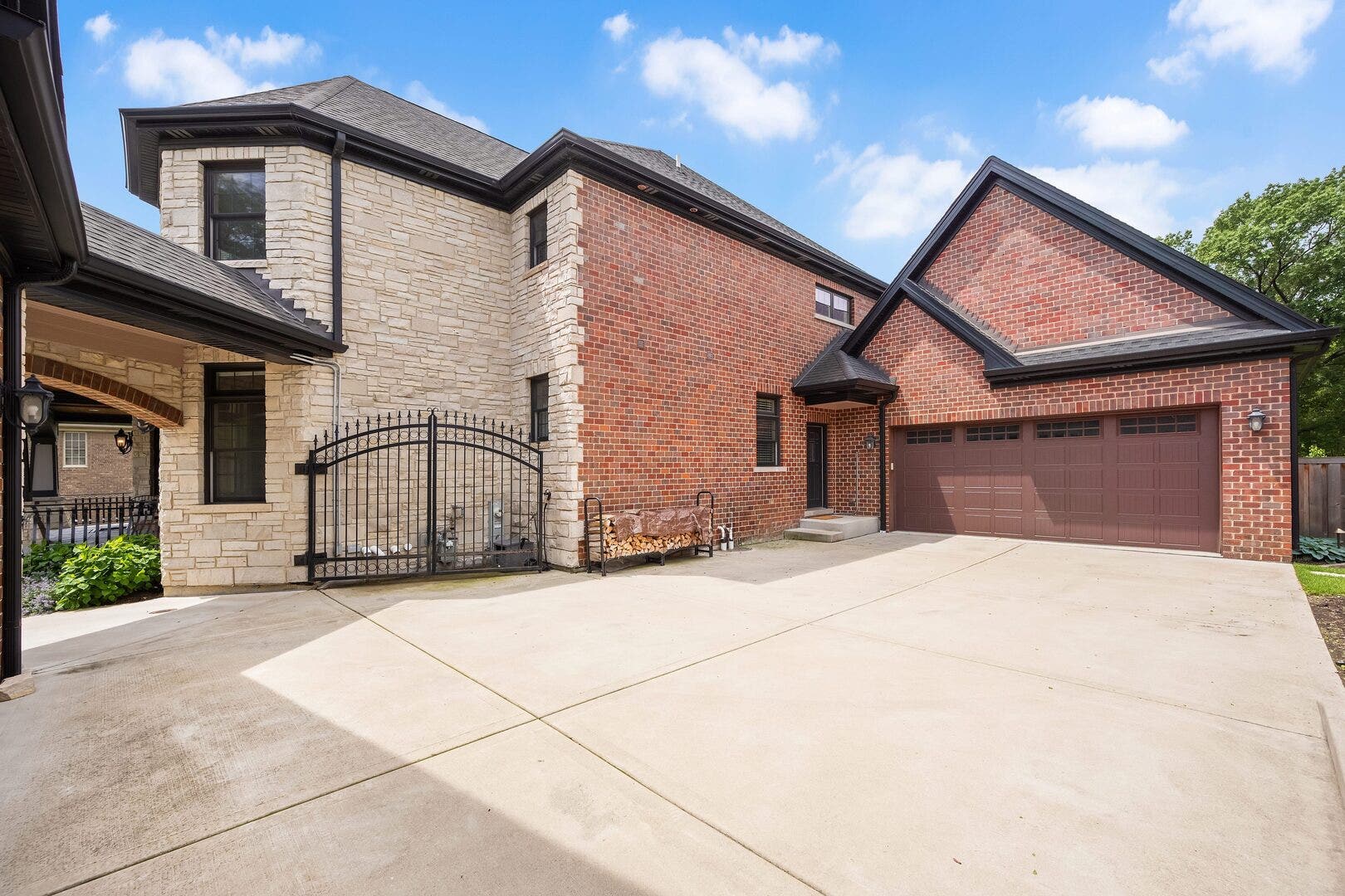 4050 Sterling Road, Downers Grove, IL 60515 Attached 3 car garage