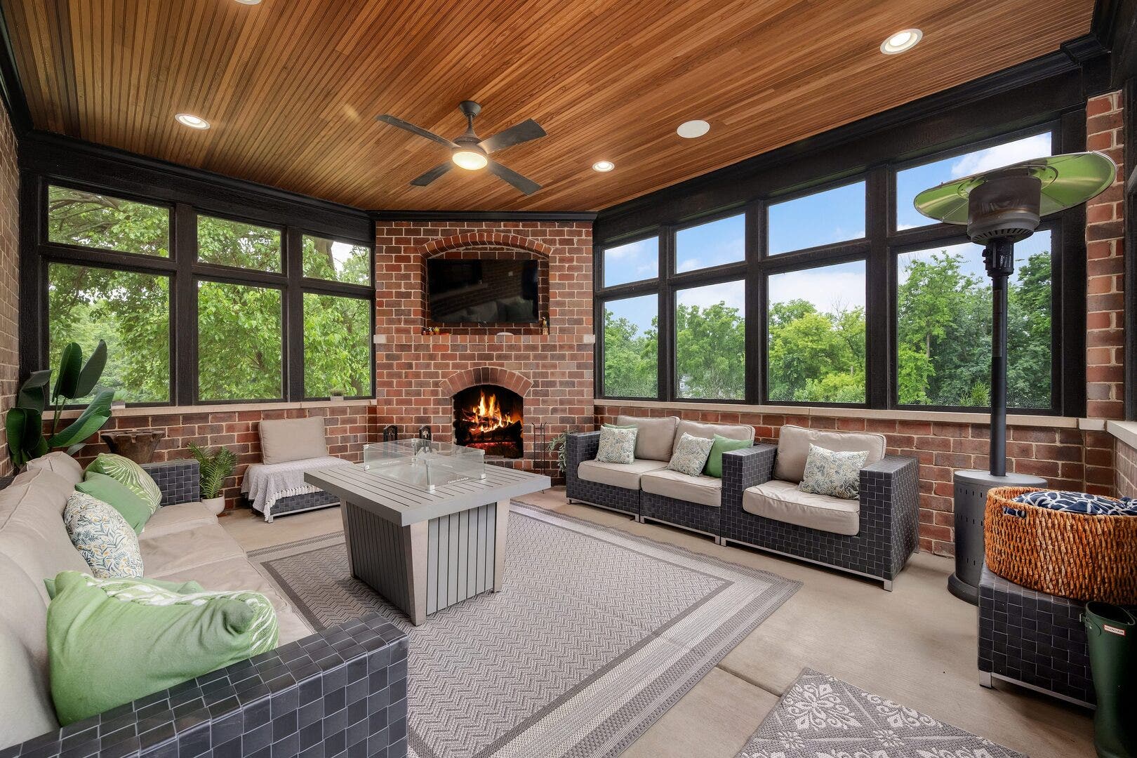 4050 Sterling Road, Downers Grove, IL 60515 4050 Sterling Road, Downers Grove, IL 60515