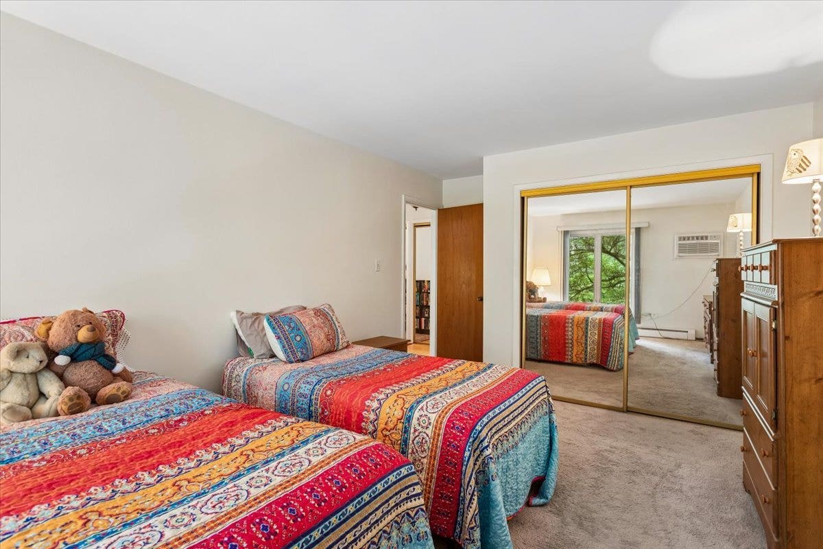 4043 Saratoga Avenue, #222, Downers Grove, IL 60515 4043 Saratoga Avenue, #222, Downers Grove, IL 60515