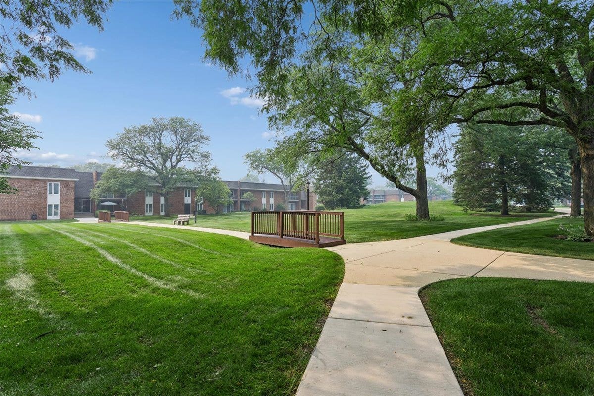 4043 Saratoga Avenue, #222, Downers Grove, IL 60515 4043 Saratoga Avenue, #222, Downers Grove, IL 60515