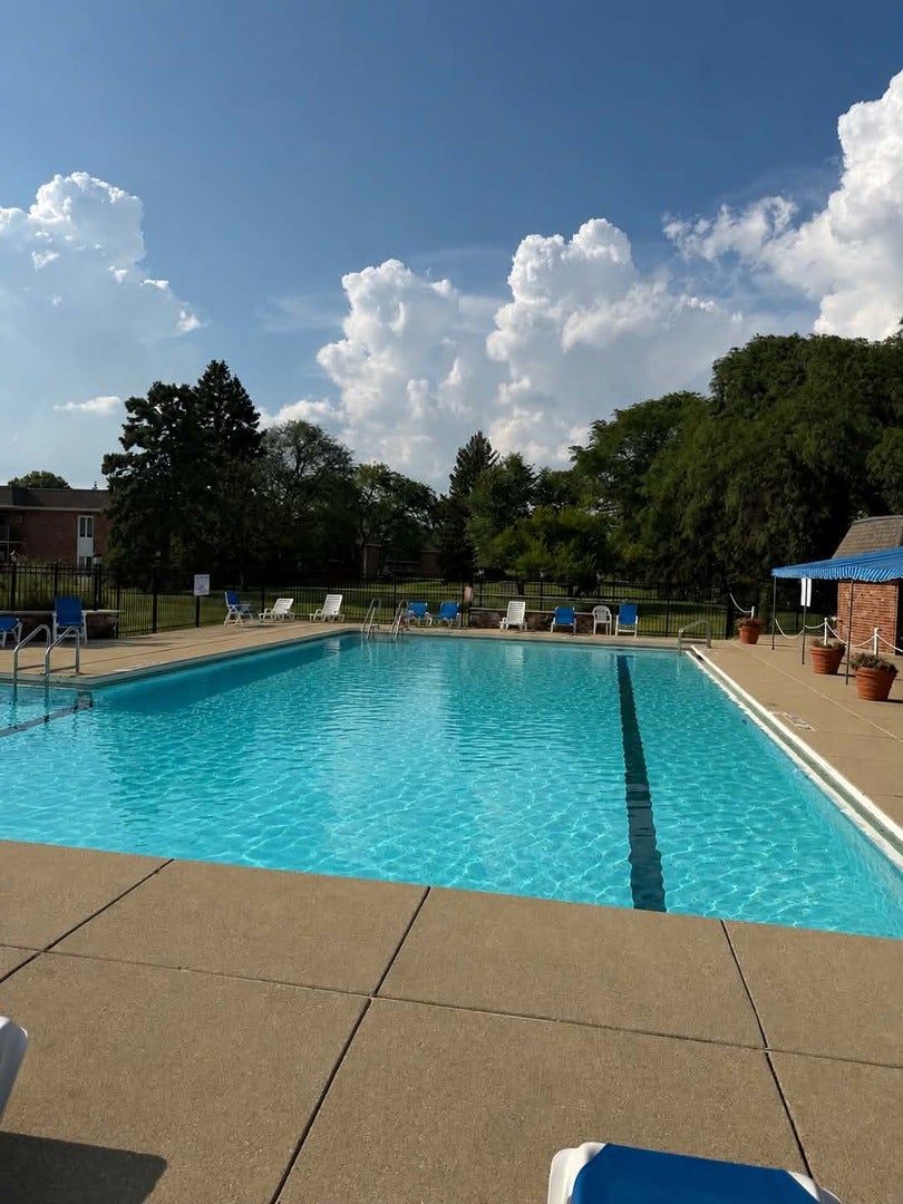 4043 Saratoga Avenue, #222, Downers Grove, IL 60515 4043 Saratoga Avenue, #222, Downers Grove, IL 60515