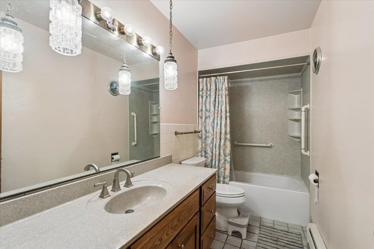 4043 Saratoga Avenue, #222, Downers Grove, IL 60515 4043 Saratoga Avenue, #222, Downers Grove, IL 60515
