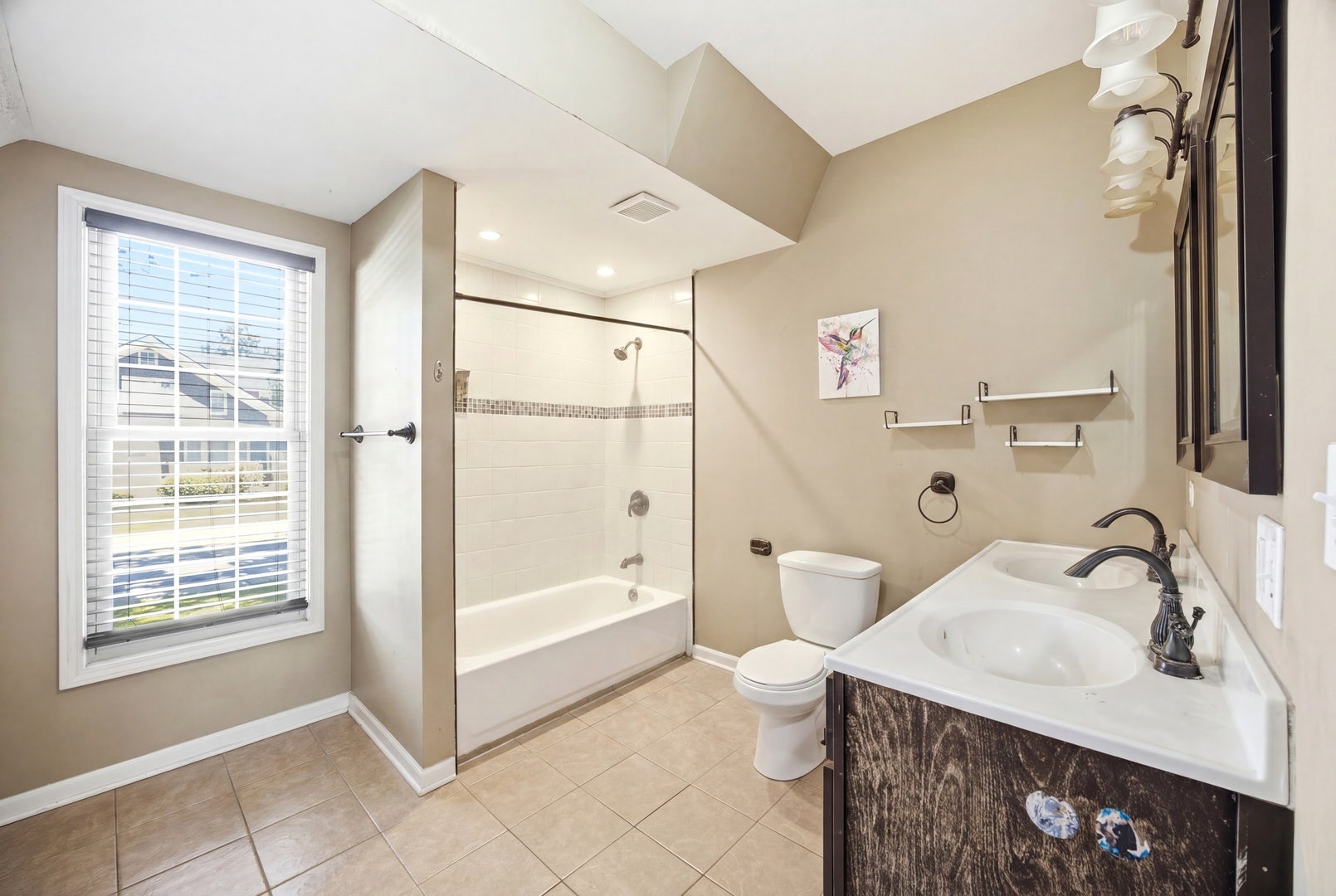 344 N Worth Avenue, Elgin, IL 60123 344 N Worth Avenue, Elgin, IL 60123