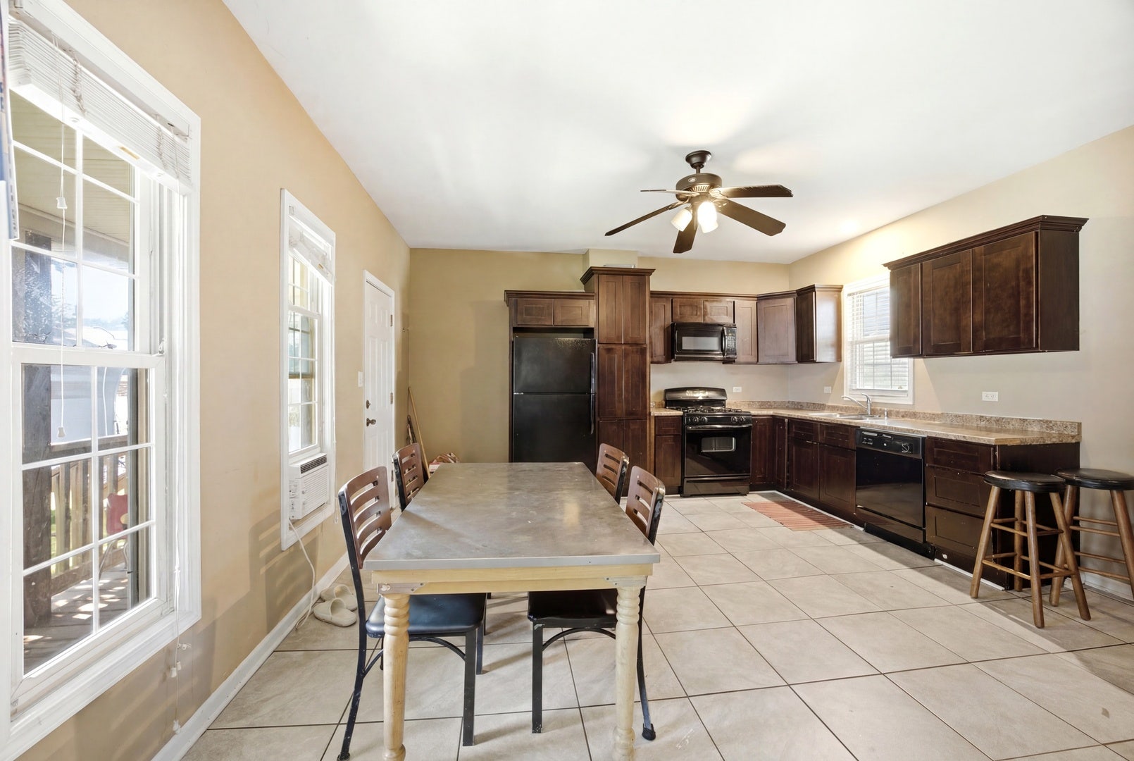 344 N Worth Avenue, Elgin, IL 60123 344 N Worth Avenue, Elgin, IL 60123