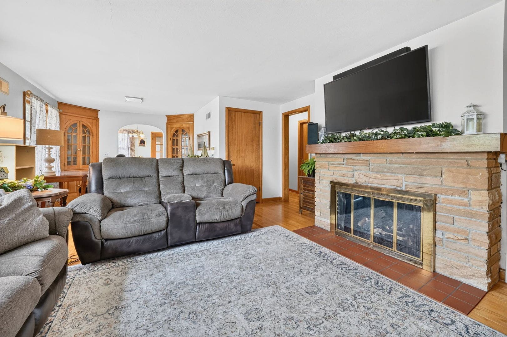 649 N Spring Street, Elgin, IL 60120 649 N Spring Street, Elgin, IL 60120