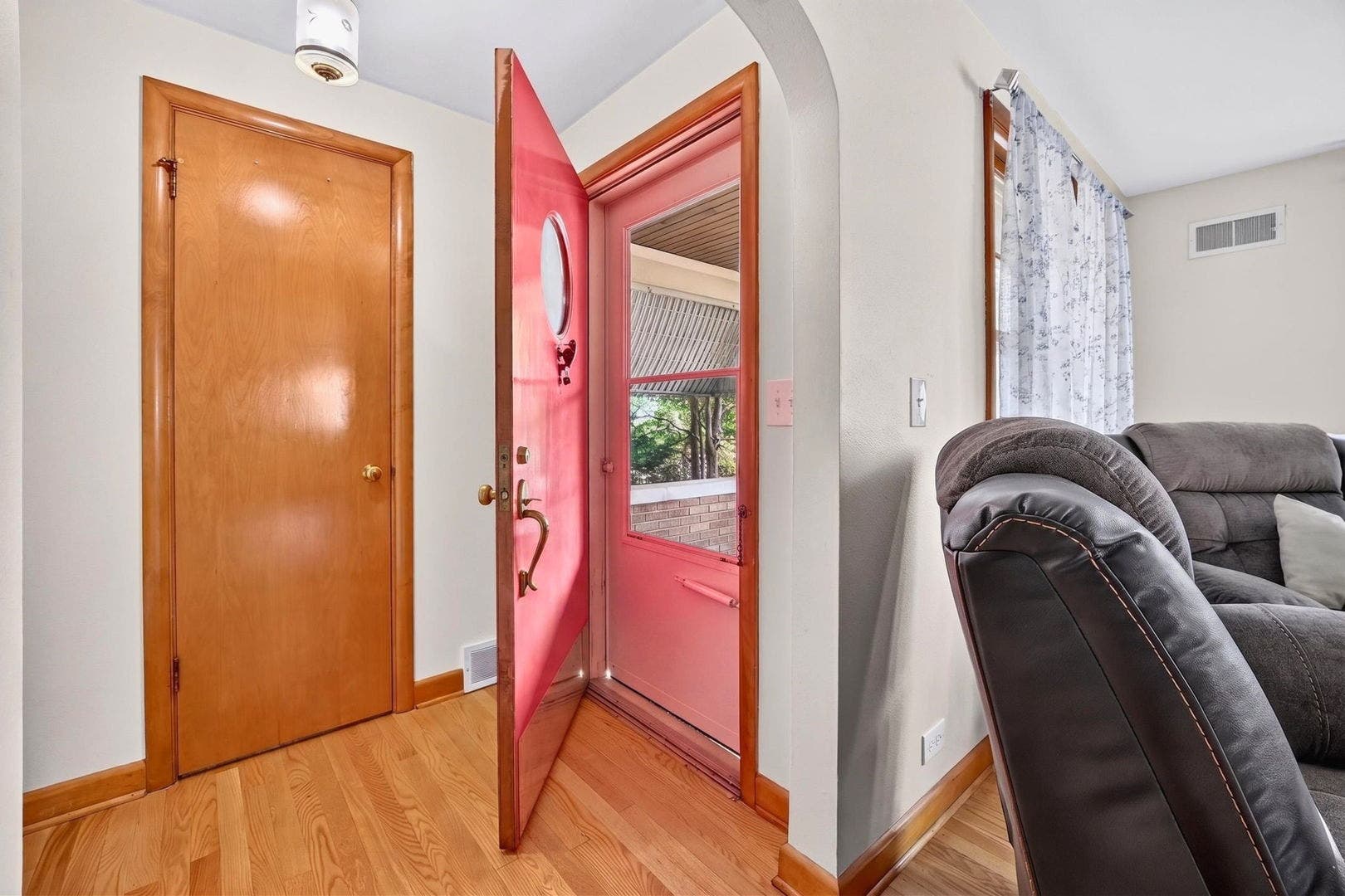 649 N Spring Street, Elgin, IL 60120 649 N Spring Street, Elgin, IL 60120