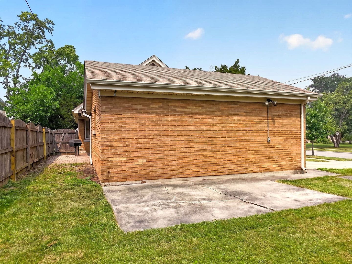 649 N Spring Street, Elgin, IL 60120 649 N Spring Street, Elgin, IL 60120