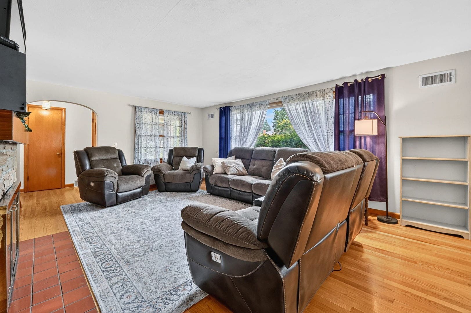 649 N Spring Street, Elgin, IL 60120 649 N Spring Street, Elgin, IL 60120