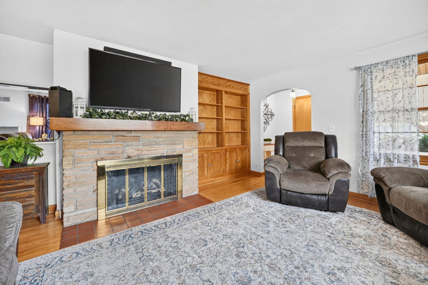 649 N Spring Street, Elgin, IL 60120 649 N Spring Street, Elgin, IL 60120