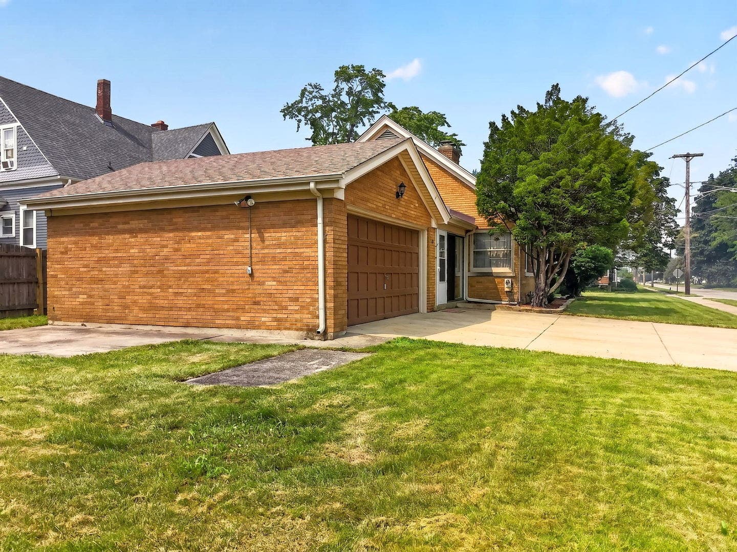 649 N Spring Street, Elgin, IL 60120 649 N Spring Street, Elgin, IL 60120