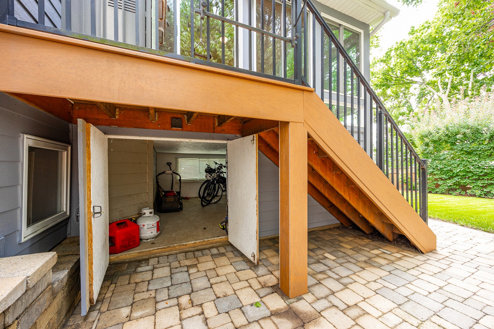 4620 Woodward Avenue, Downers Grove, IL 60515 Under Sunroom Storage