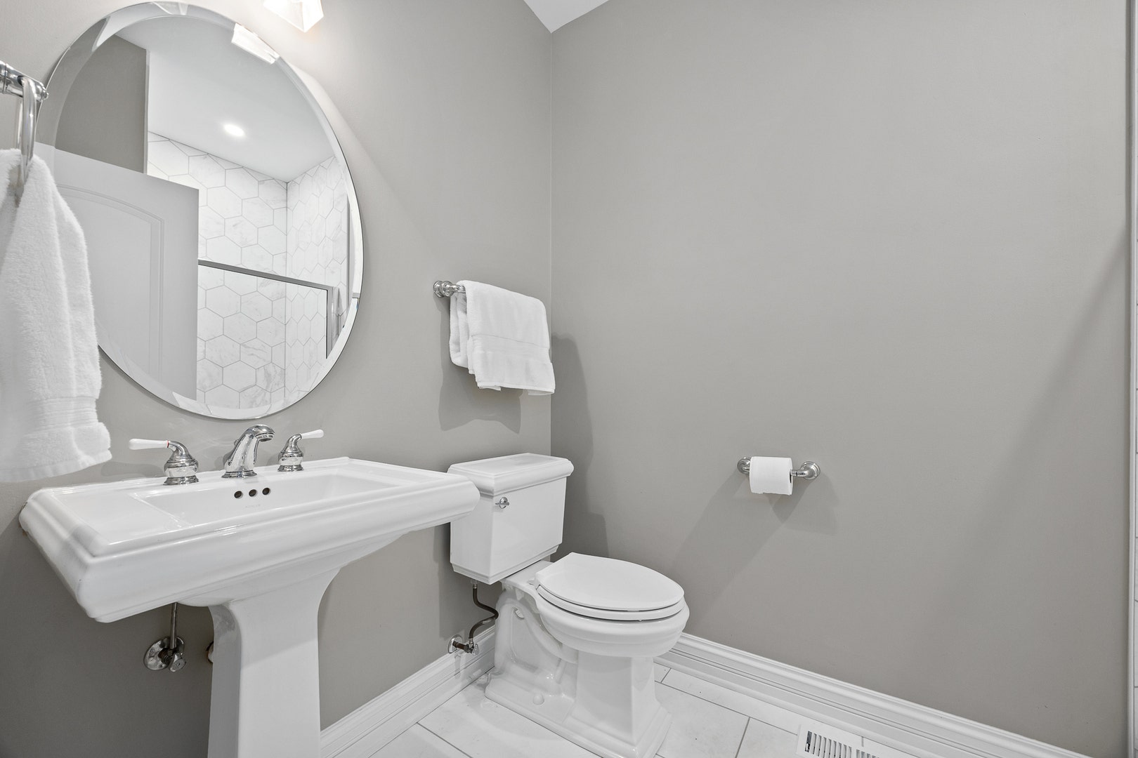 4620 Woodward Avenue, Downers Grove, IL 60515 Main Level Full Bathroom