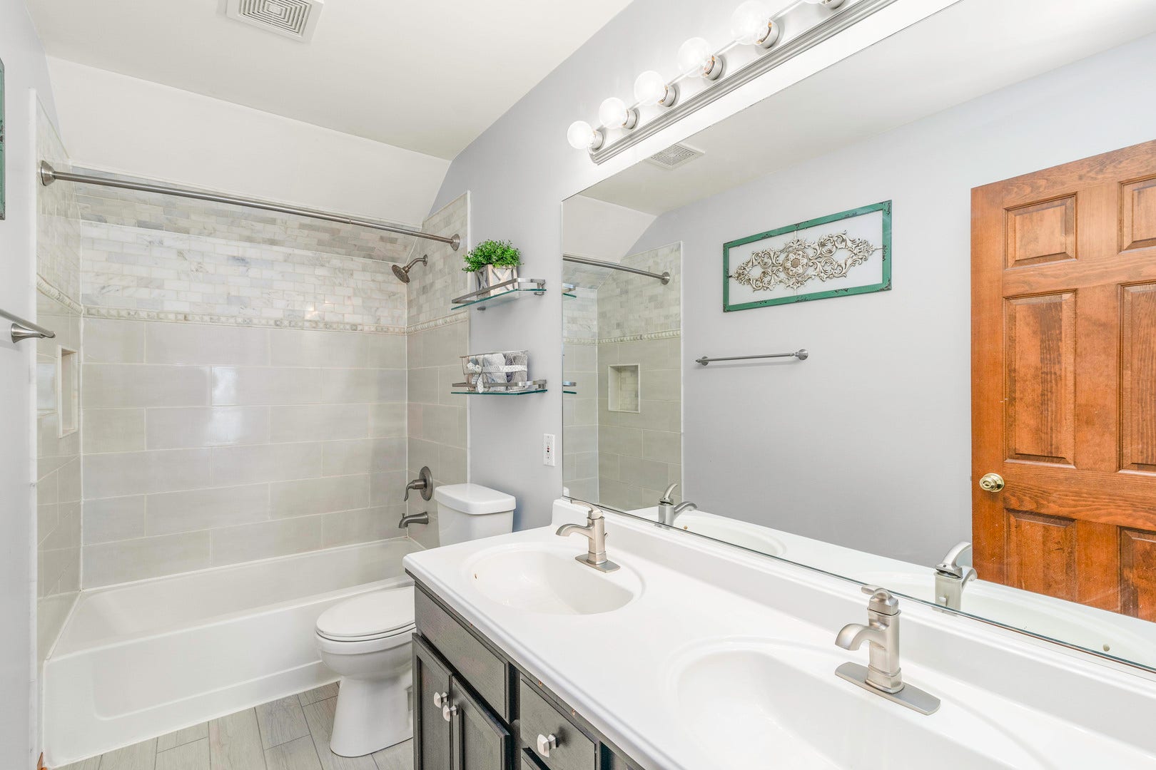 997 S Hampton Court, Aurora, IL 60506 997 S Hampton Court, Aurora, IL 60506