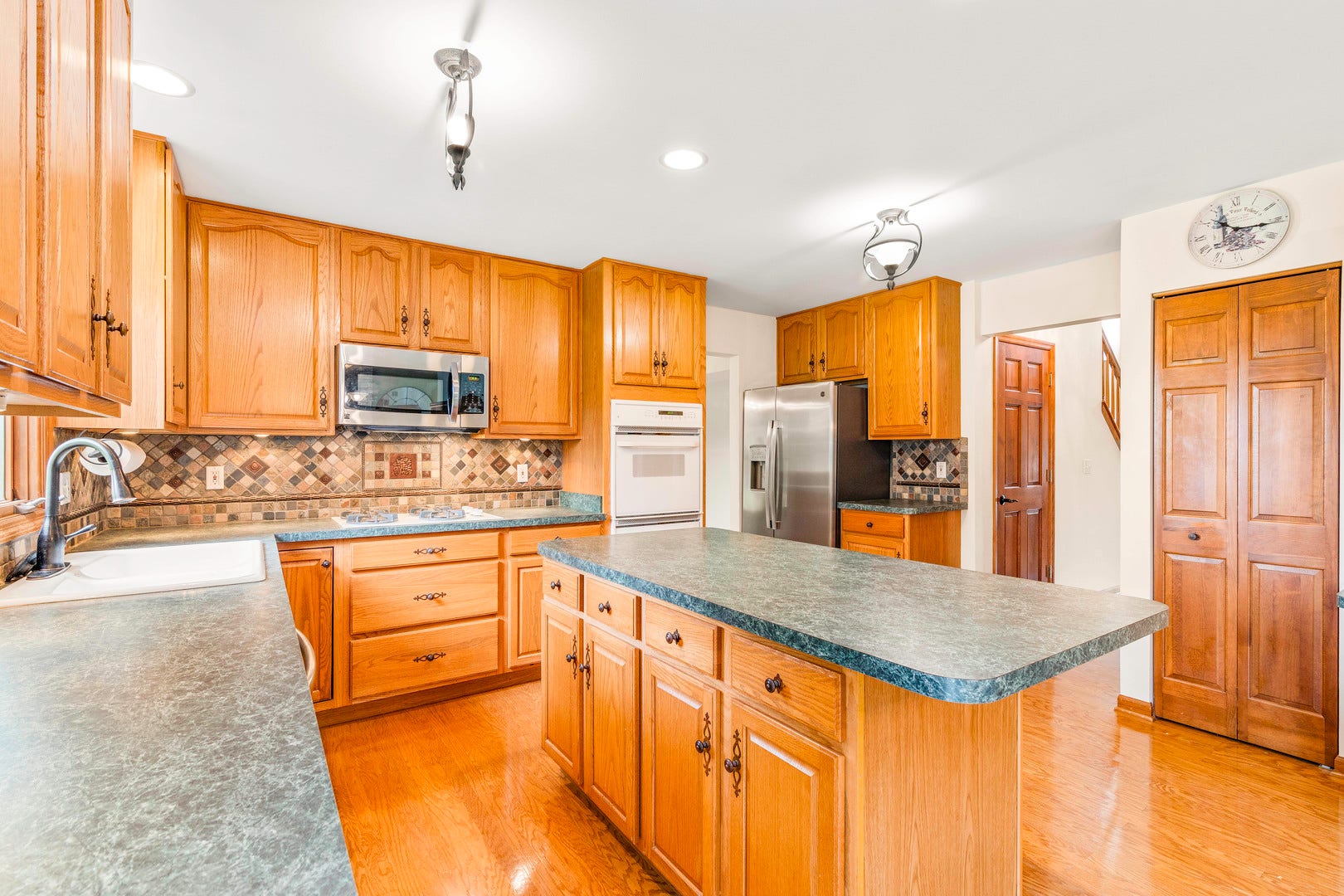 997 S Hampton Court, Aurora, IL 60506 997 S Hampton Court, Aurora, IL 60506