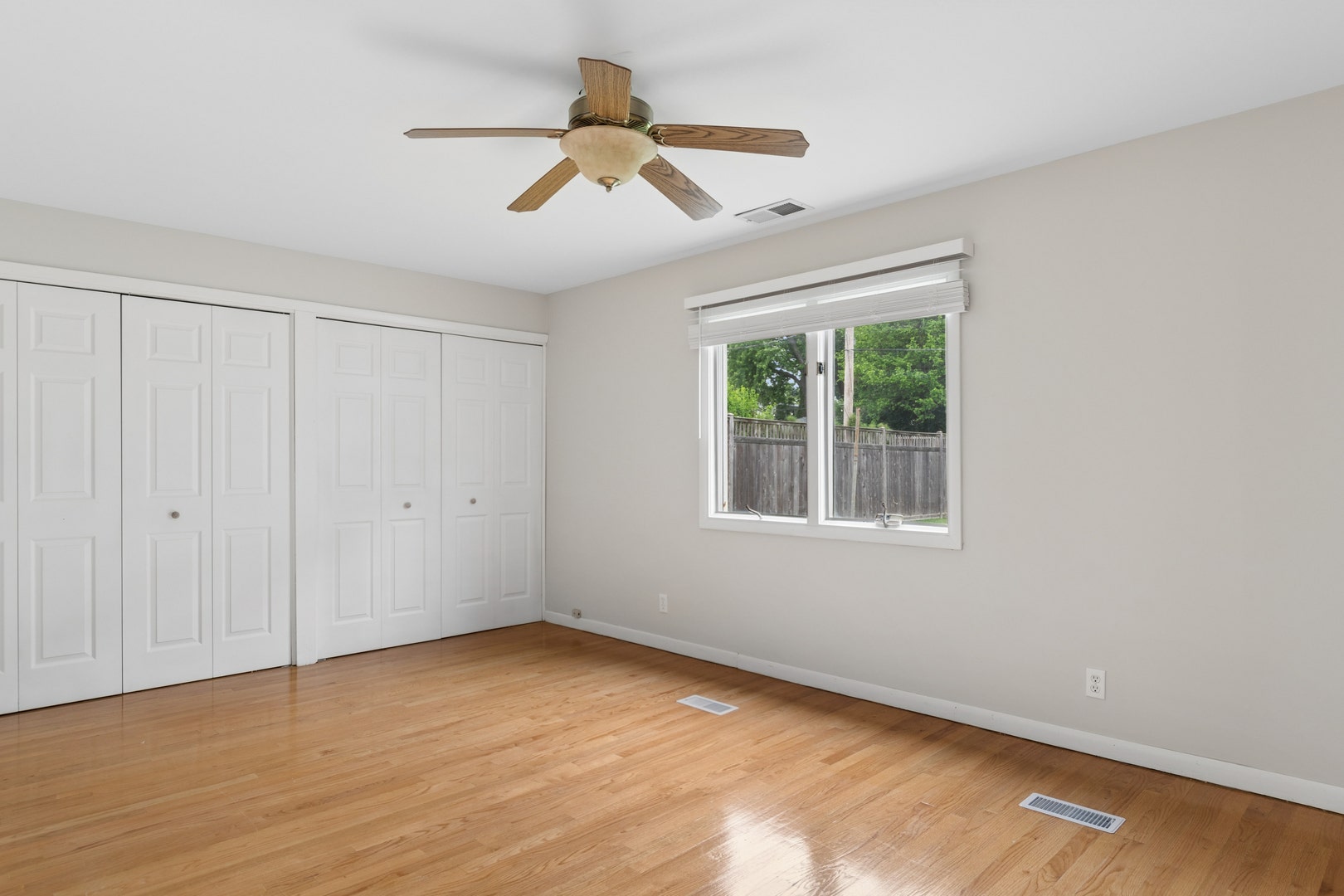 Hardwood floors, adjoining full bathroom