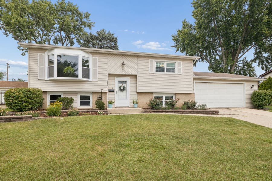 Property photo for 5700 Victoria Drive, Oak Forest, IL