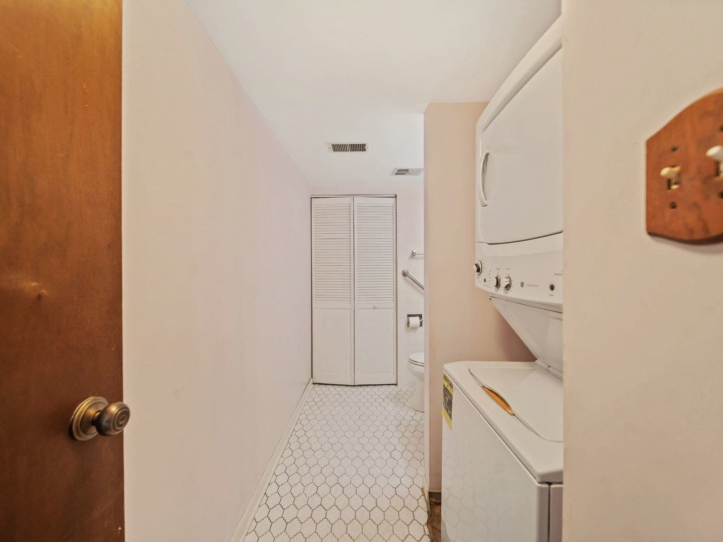 500 Redondo Drive, #205, Downers Grove, IL 60516 1/2 BATH & In-Unit Laundry in Primary Bedroom