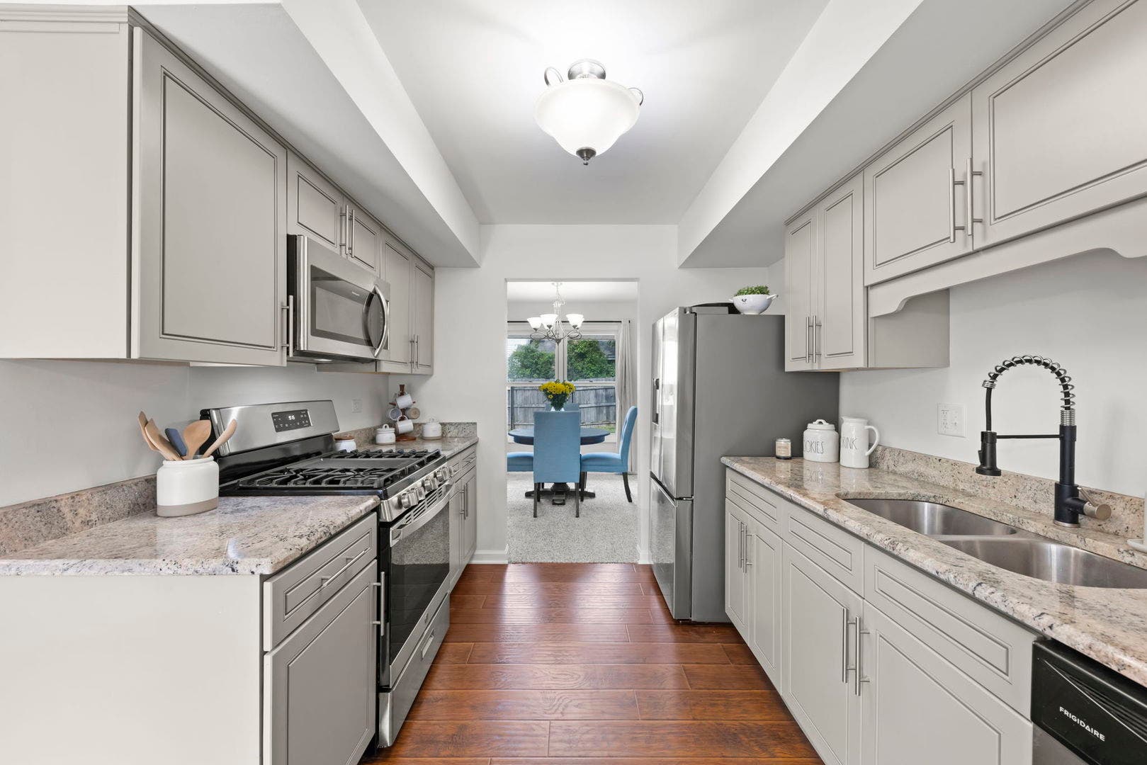 121 Newport Drive, Bolingbrook, IL 60440