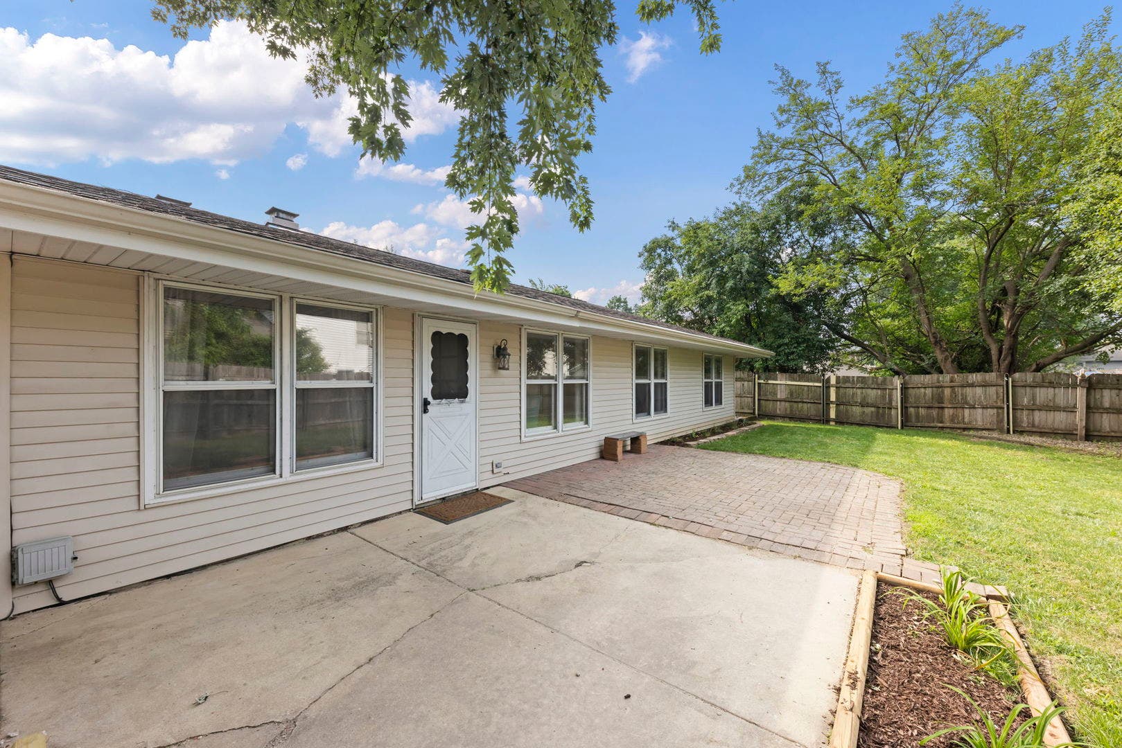 121 Newport Drive, Bolingbrook, IL 60440
