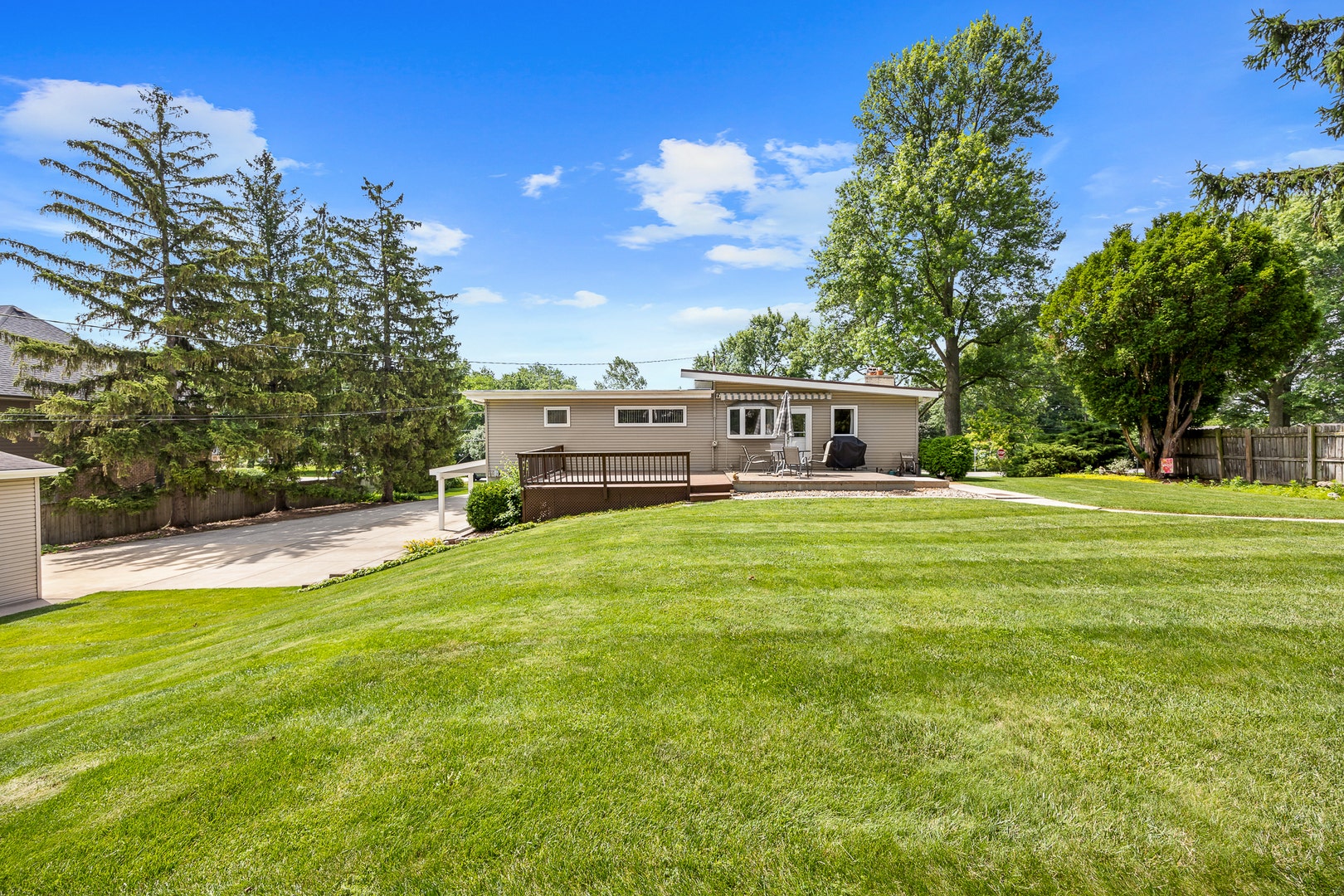 2474 College Road, Downers Grove, IL 60516