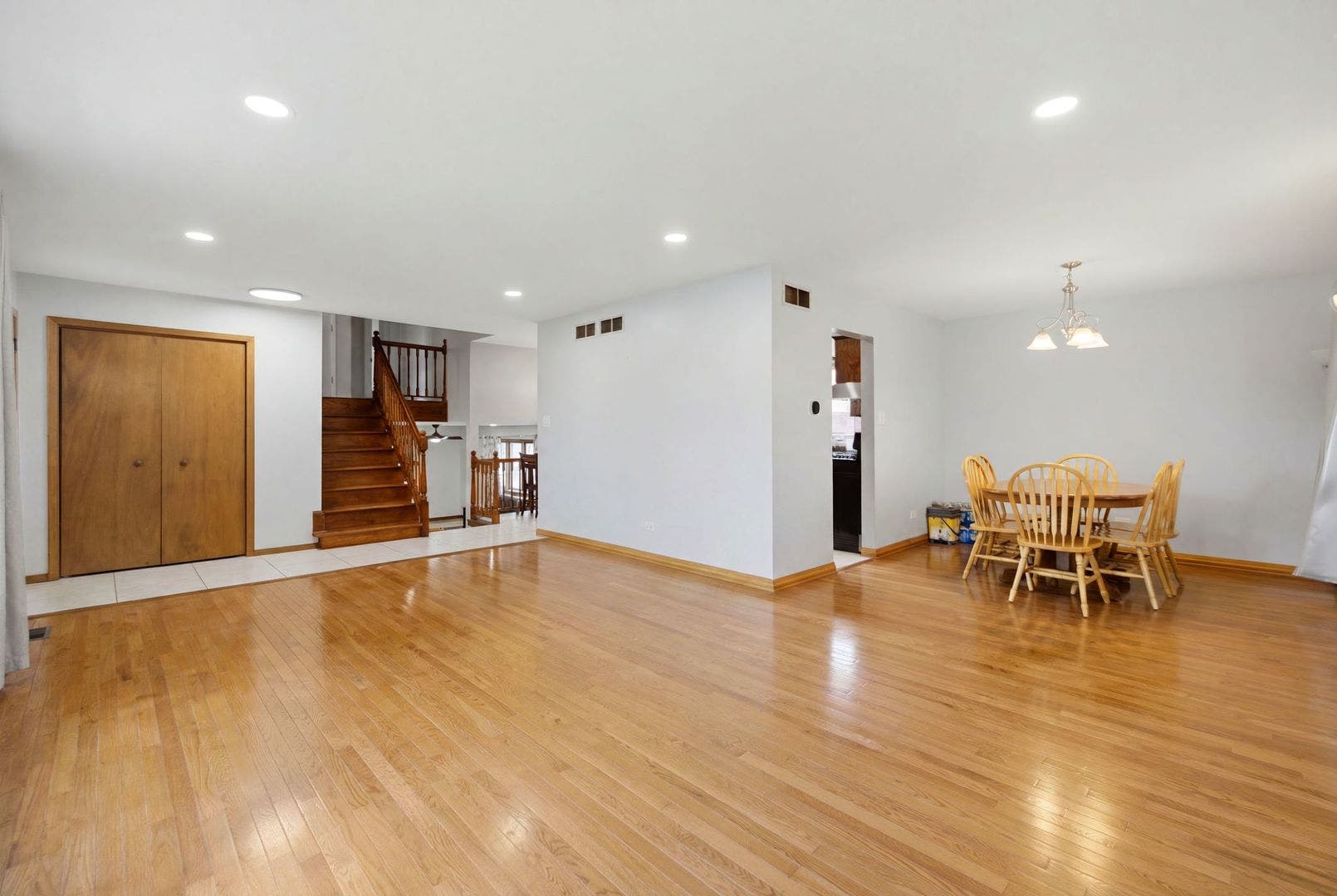 8612 Carriage Lane, Tinley Park, IL 60487 8612 Carriage Lane, Tinley Park, IL 60487
