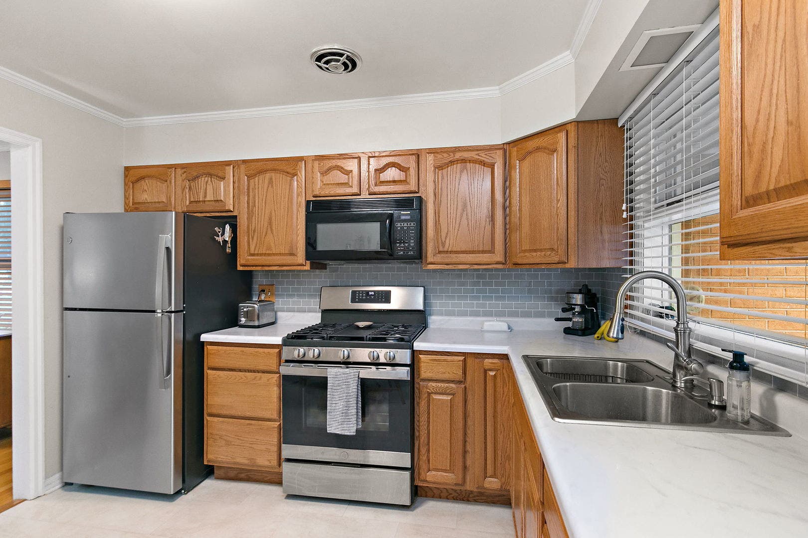 846 Sioux Drive, Elgin, IL 60120 846 Sioux Drive, Elgin, IL 60120