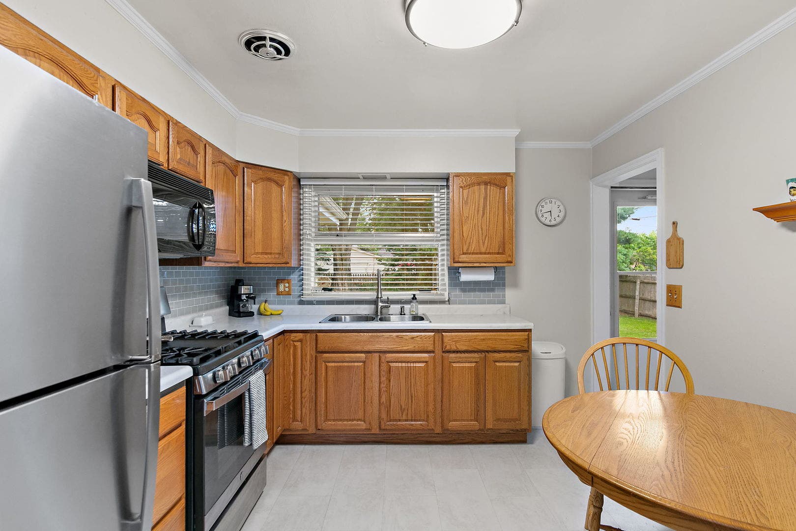 846 Sioux Drive, Elgin, IL 60120 846 Sioux Drive, Elgin, IL 60120