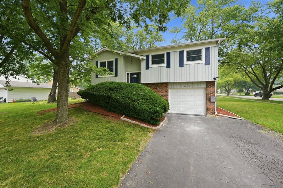 Property photo for 212 Kenilworth Drive, Bolingbrook, IL