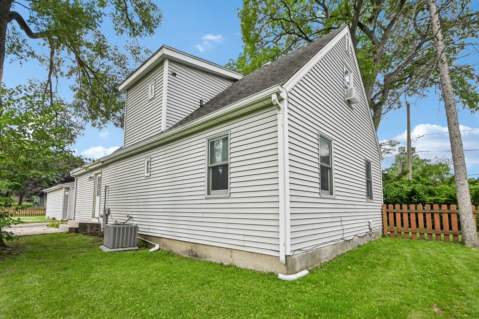 4811 Roslyn Road, Downers Grove, IL 60515