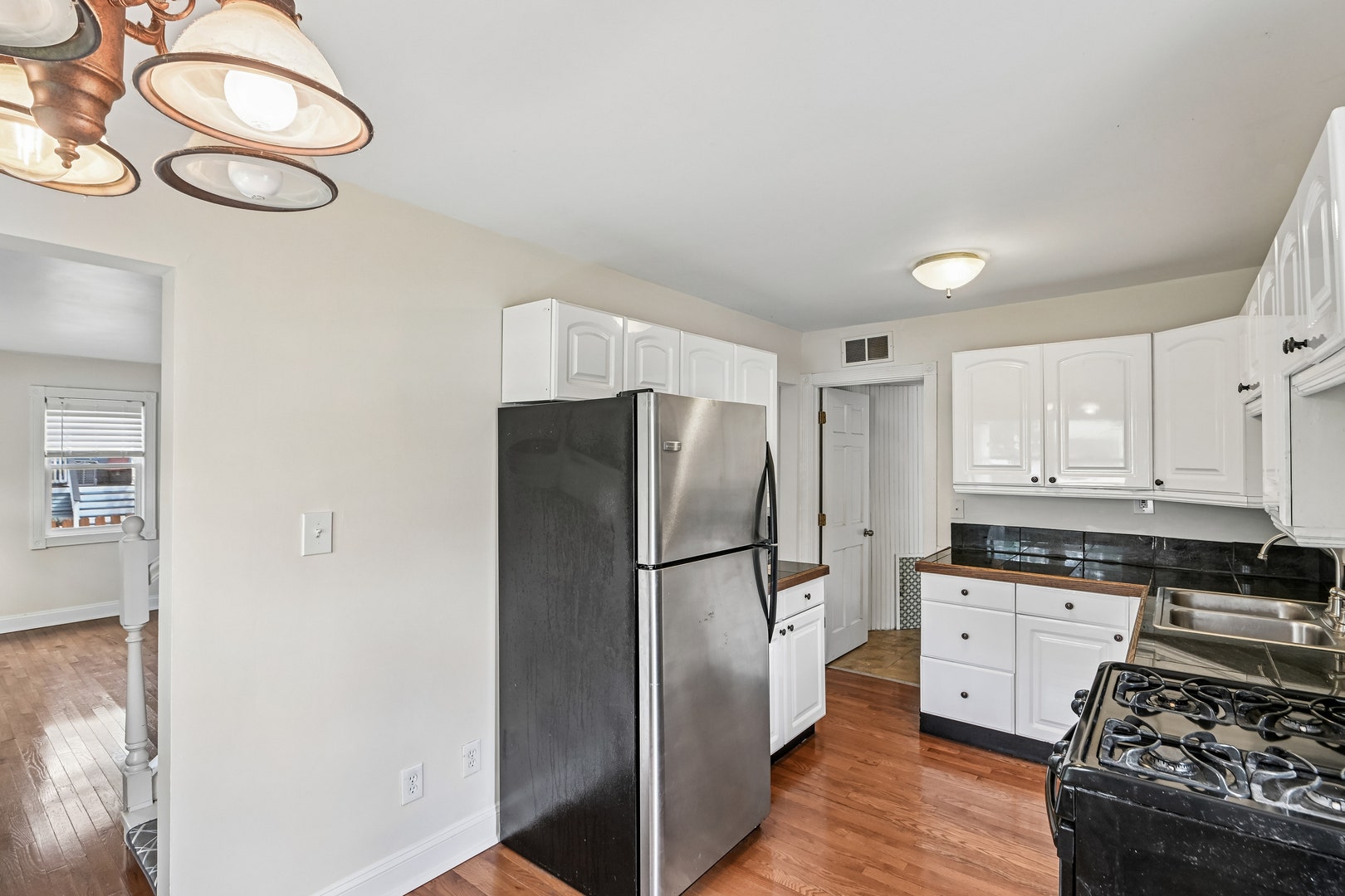 4811 Roslyn Road, Downers Grove, IL 60515
