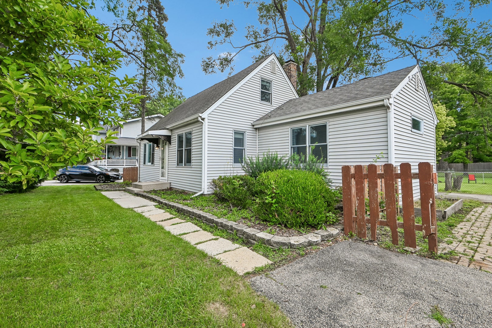 4811 Roslyn Road, Downers Grove, IL 60515