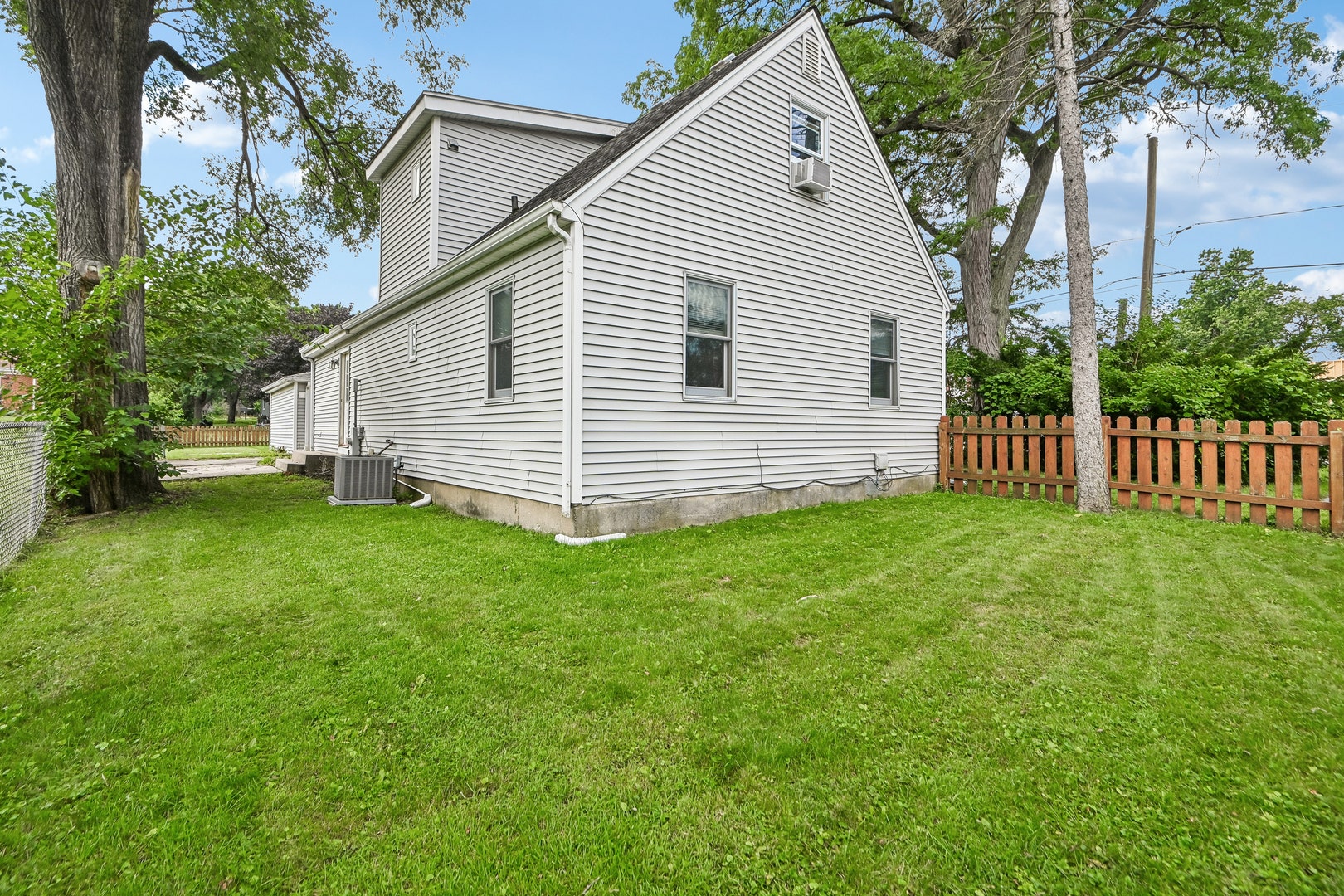 4811 Roslyn Road, Downers Grove, IL 60515