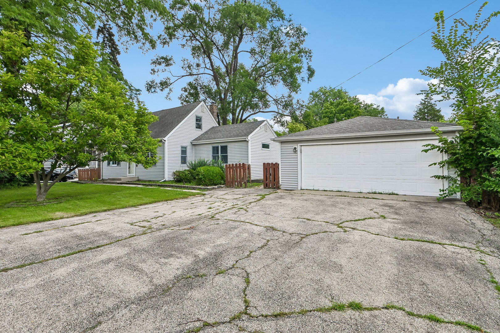 4811 Roslyn Road, Downers Grove, IL 60515