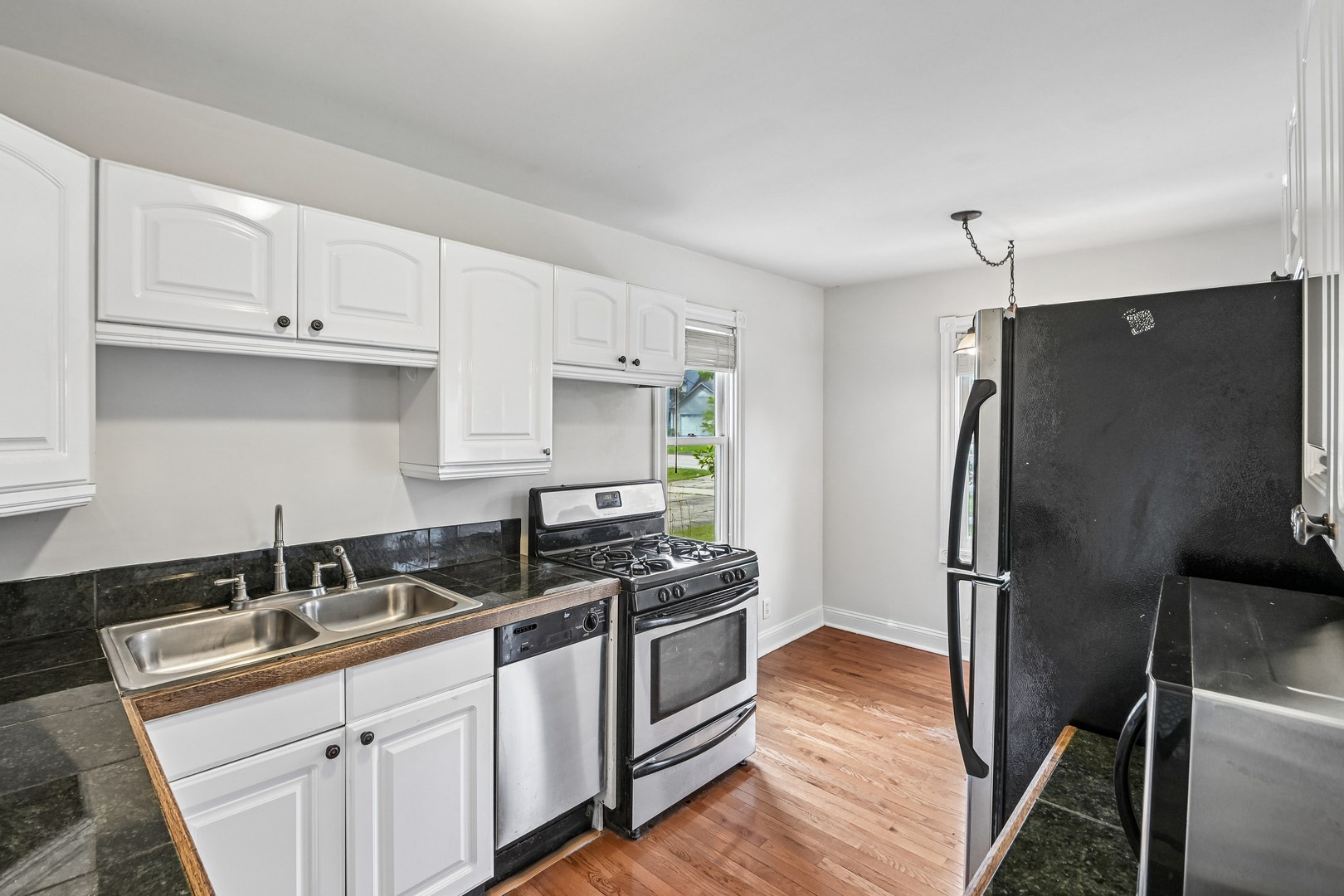 4811 Roslyn Road, Downers Grove, IL 60515