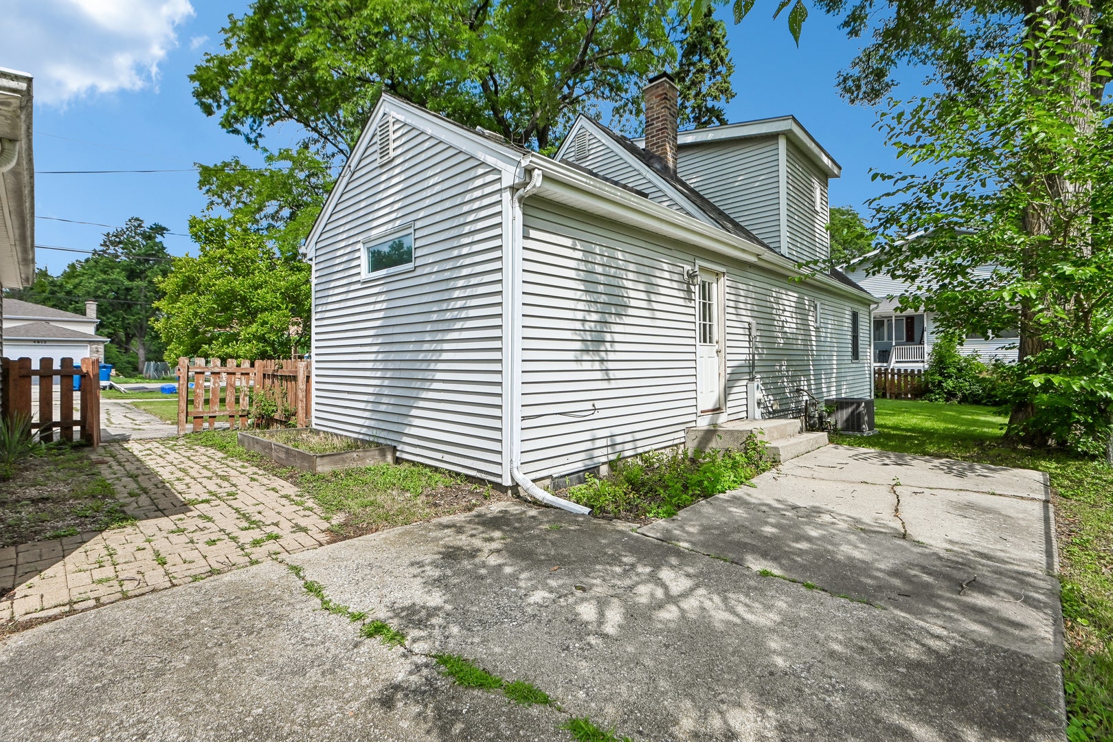 4811 Roslyn Road, Downers Grove, IL 60515