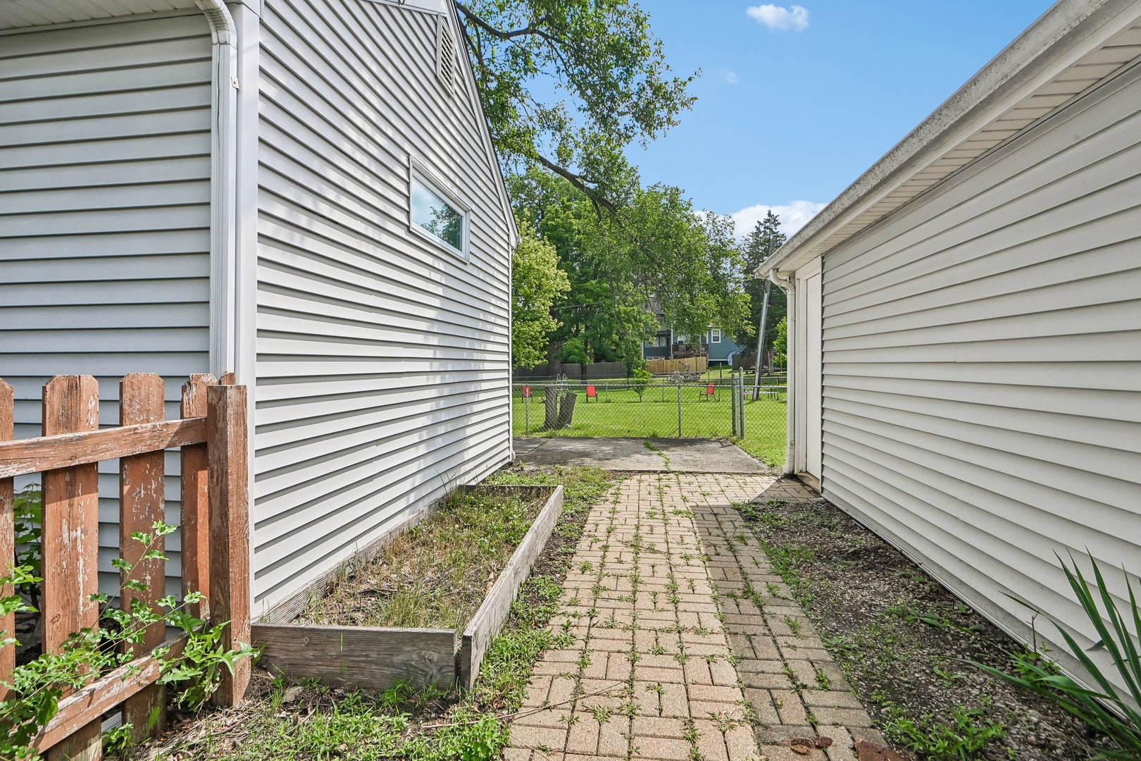 4811 Roslyn Road, Downers Grove, IL 60515