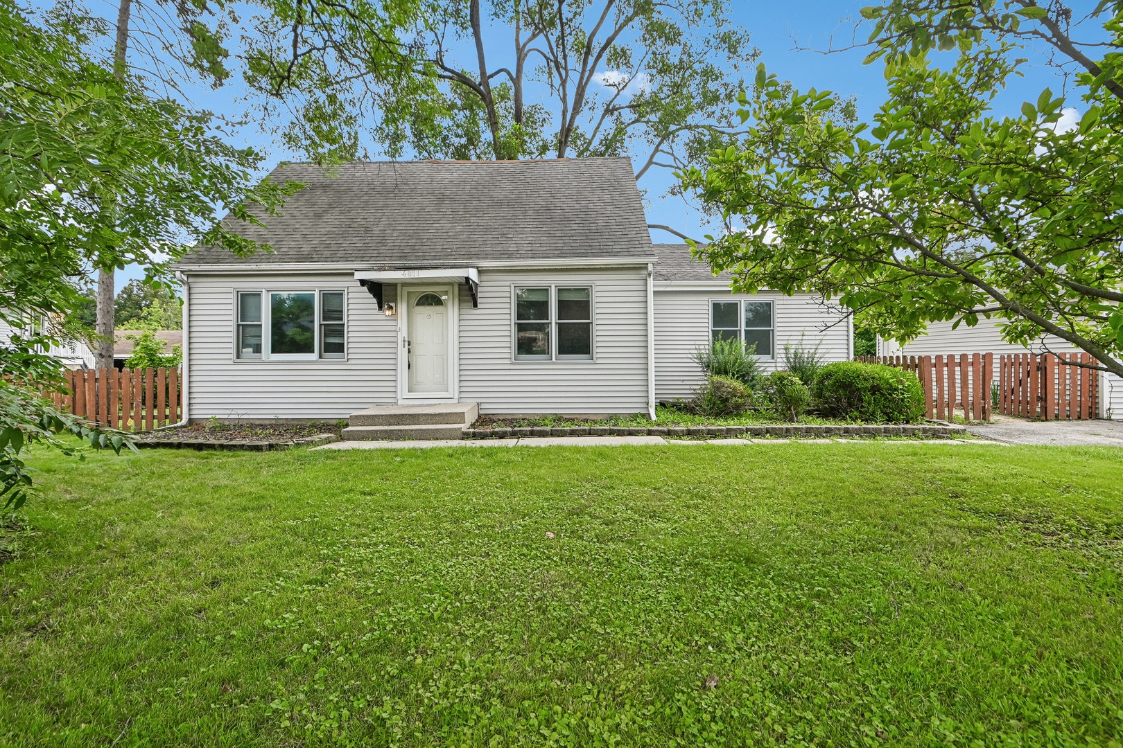 4811 Roslyn Road, Downers Grove, IL 60515