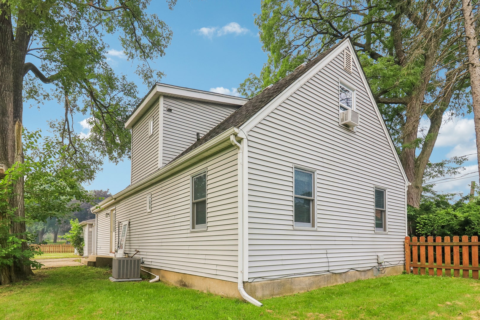 4811 Roslyn Road, Downers Grove, IL 60515