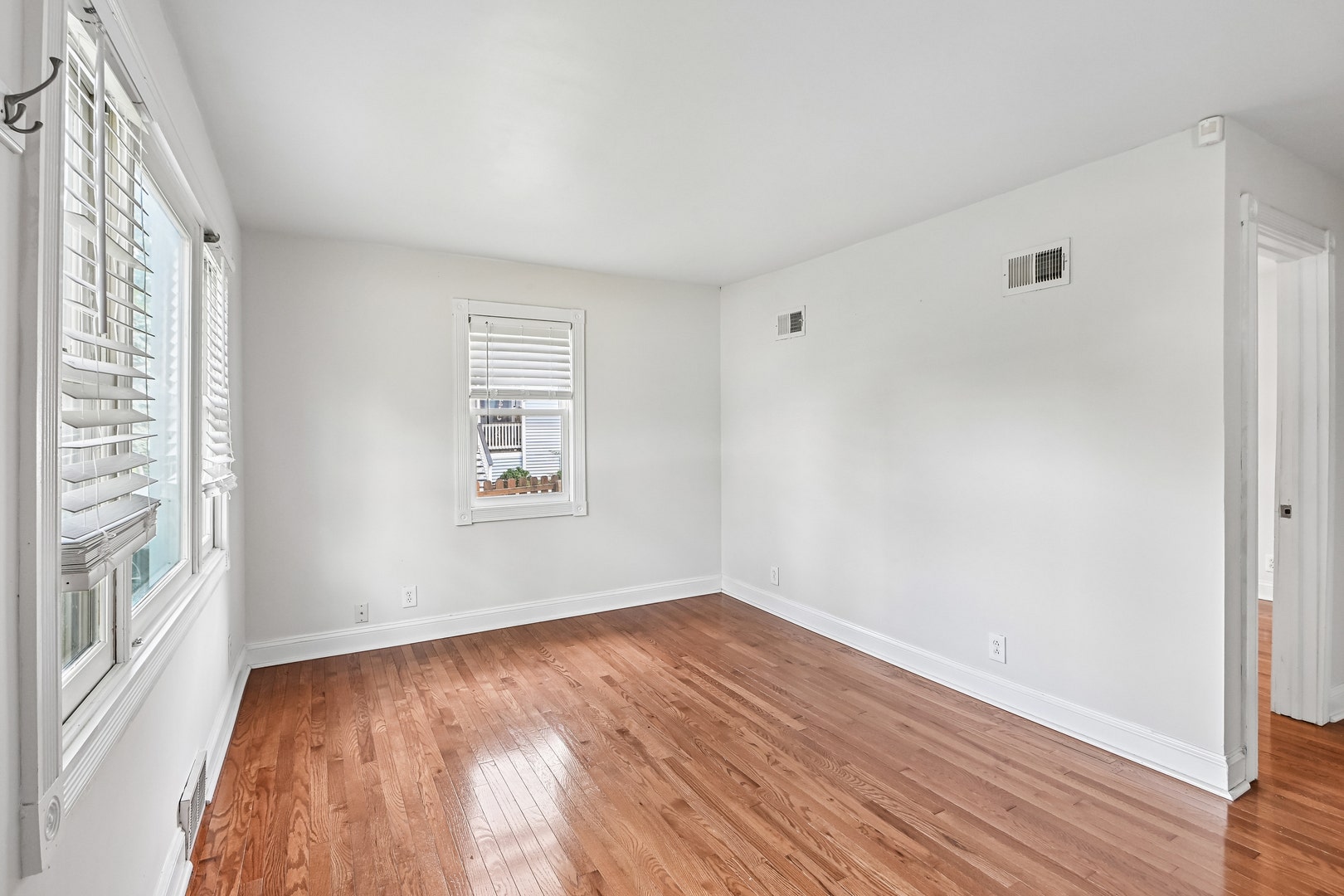 4811 Roslyn Road, Downers Grove, IL 60515